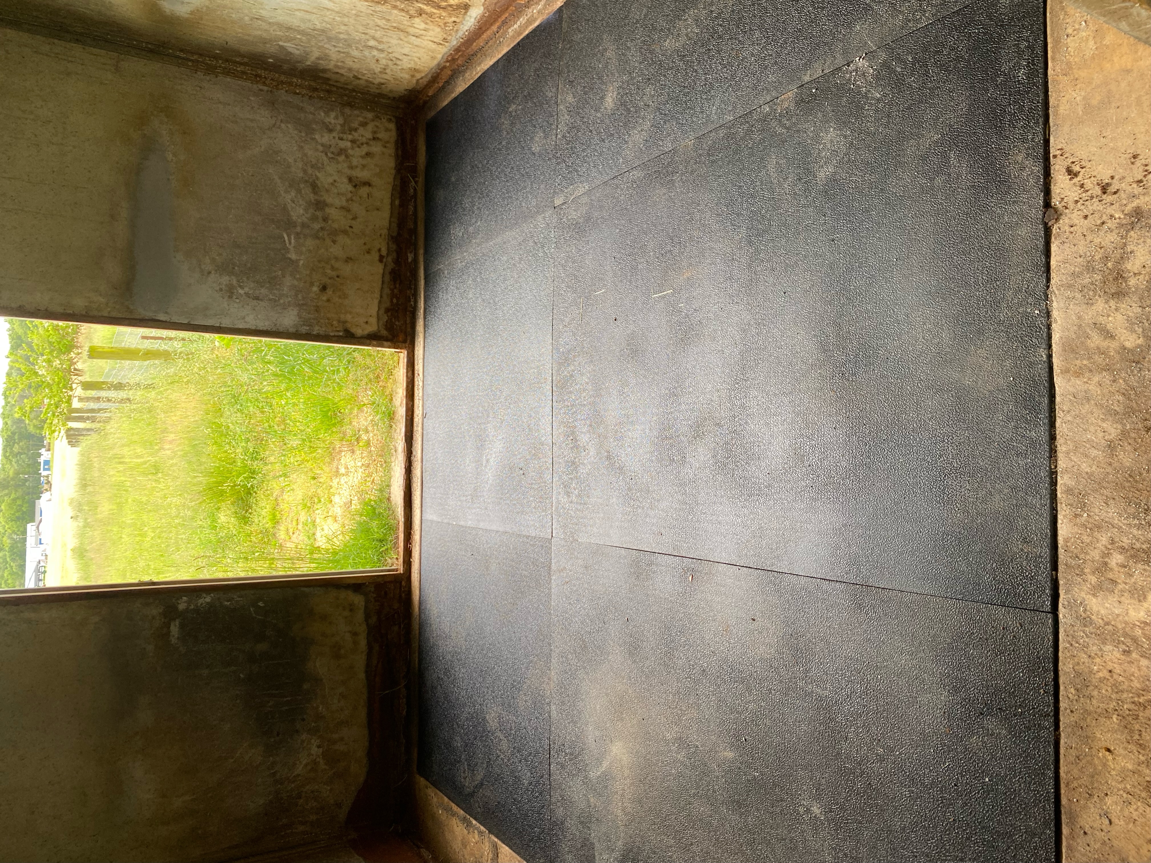 Stall floor after mat installation
